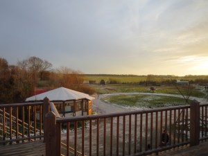 Skats no kopienas centra pāri industriālajiem tīrumiem...