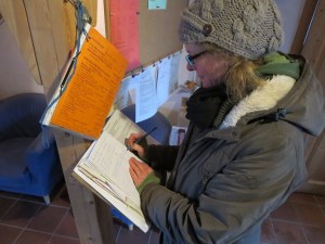 Lielā grāmata - mana mentore veic ierakstu, lai pavēstītu kopienai par manu esamību ciematā...