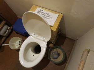 Komposttualete ar nepieciešamo papildaprīkojumu