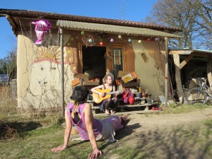 Ļubas spontānā ģitārspēle uz JuLe's virtuves namiņa trepēm