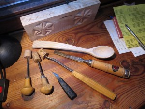 Jauniegūtais kaltu komplekts un nepabeigtā karote