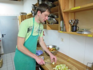 6 stundas griežam salātus un mazgājam traukus...