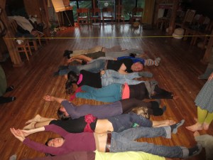 EDE kursa dalībnieki rotaļās