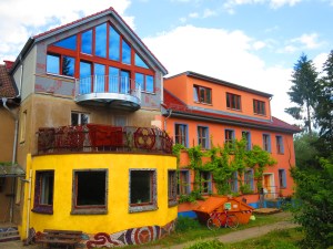 Kopienas māja ar darbnīcām, dzīvokļiem un semināru telpām