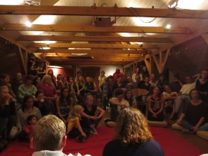 JuLes atvadu vakarā sanākusī kopiena