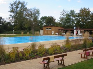 Karstais peldbaseins kaimiņciemā